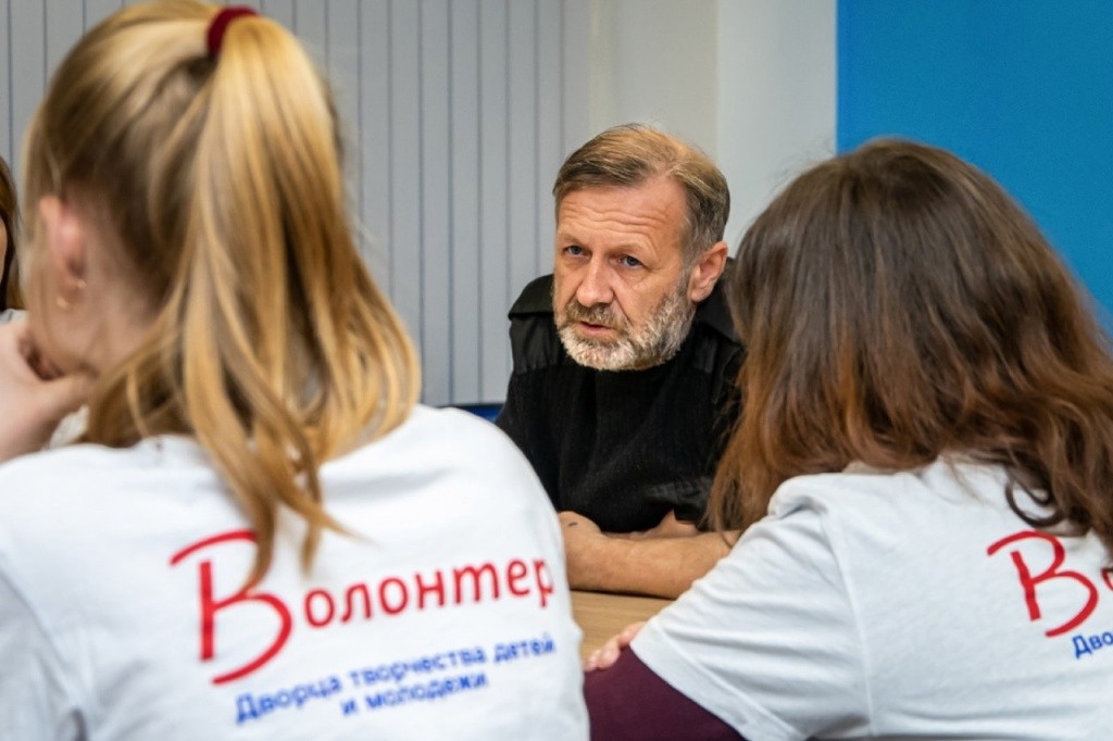 На встречах с молодежью, волонтерами Андрей Фещуков всегда рассказывает им о дорогих для него понятиях - Родина, долг, честь. (Фото предоставлено Андреем Фещуковым).