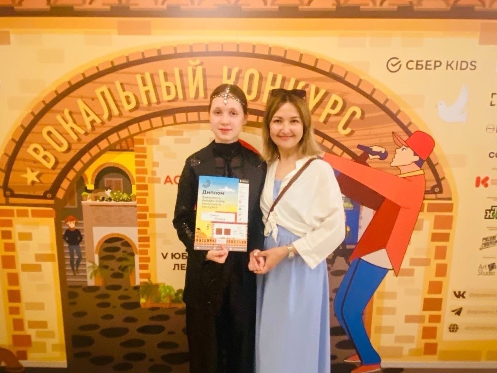 С Софьей Мочаевой, финалисткой онлайн-этапа вокального конкурса юбилейного Форума Леонида Агутина.jpg