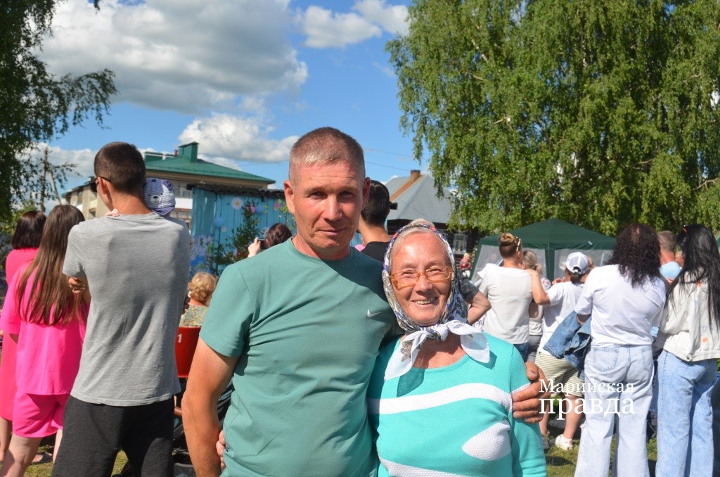 У Розы Михайловны Мамзоновой нынче золотая свадьба. На фото с сыном Виктором..jpg