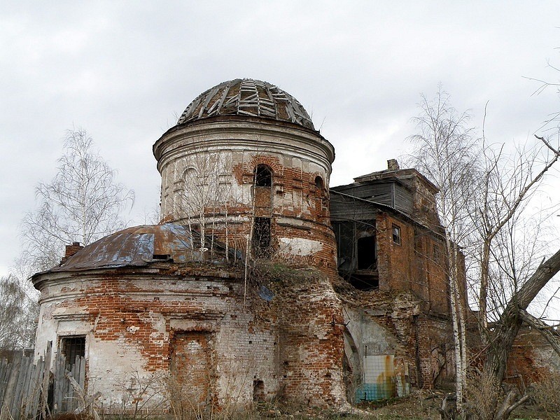 Вот таким уродцев церковь была не одно десятилетие пивзавода и цеха безалкогольных напитков. (Фото с официальной страницы Тихвинской церкви в ВК).