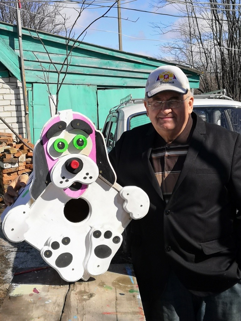 Мастер Василий Кушнирик и только что изготовленный скворечник.jpg