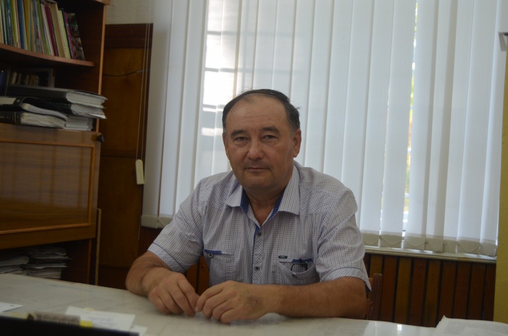 Для Евгения Петрова начнется его 34-й учебный год.JPG