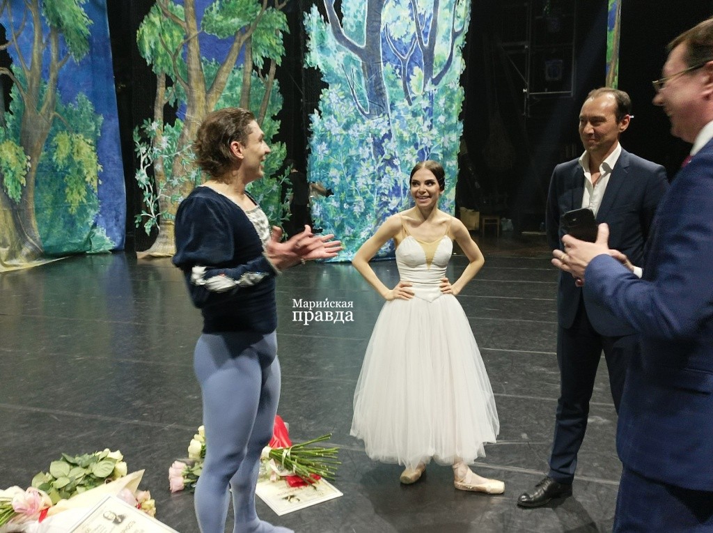 Эмоции после спектакля переполняли не только зрителей. Фото Марины Оленевой.jpg