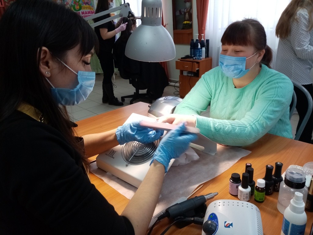 Удовольствие клиентки не может скрыть даже маска. (Фото Натальи Кулишовой).