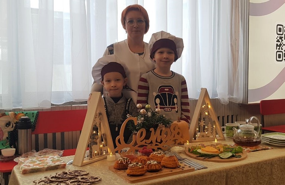 Семья Натальи Семеновой. В Йошкар-Олу она приехала с сыновьями. Фото Е. Роман. photo_2022-12-21_12-01-01 (2).jpg
