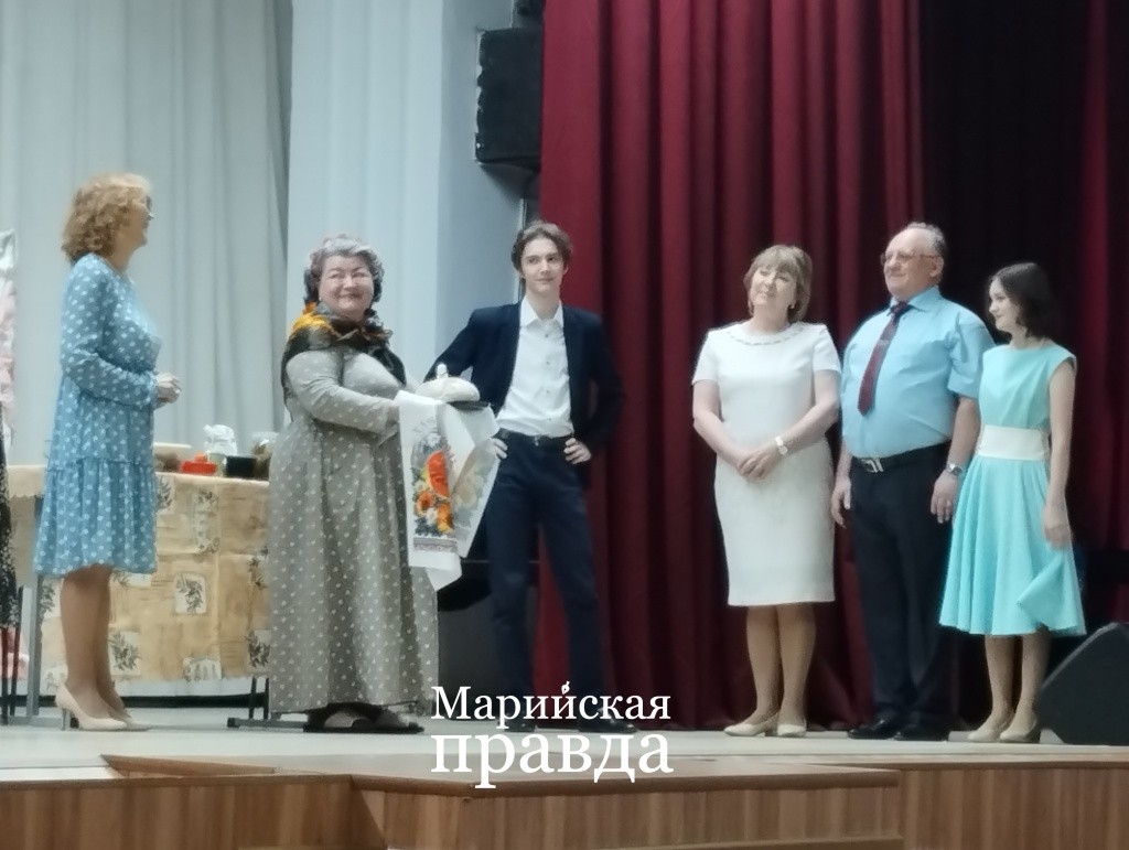 Жизненная сцена спектакля! (Фото Натальи Кулишовой/"Марийская правда"). Жизненная сцена спектакля! (Фото Натальи Кулишовой/"Марийская правда").