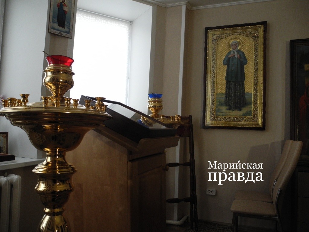 В молельной комнате возрождающегося монастыря. (Фото Натальи Кулишовой).