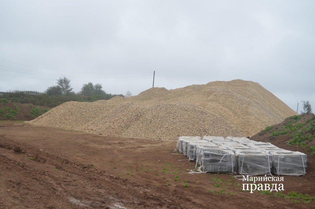 На окраине Руду Шургуяла высится огромная гора щебня, который будет использован на строительстве дороги1.jpg