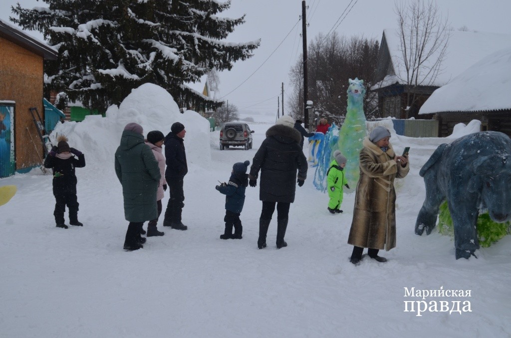 Гостей тут много, только при мне подъехали несколько автомашин, в том числе из Моркинского и Параньгинского районов..jpg