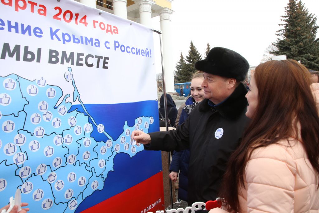 Леонид Маркелов приклеивает стикер со своим привествием Леонид Маркелов приклеивает стикер со своим привествием