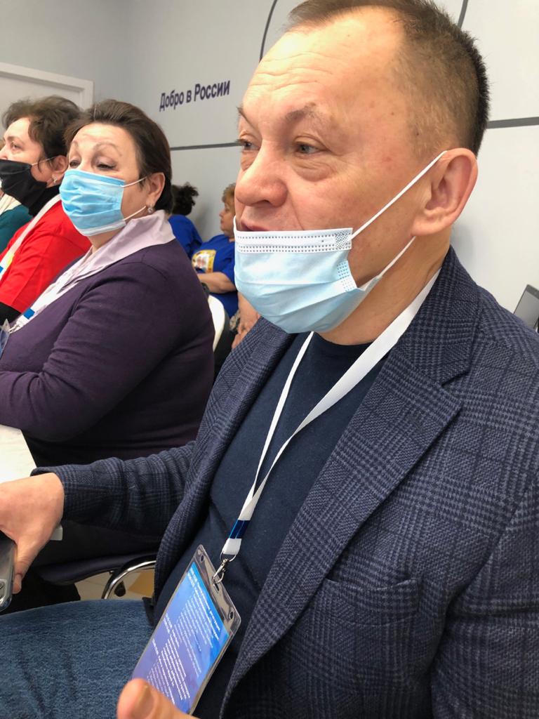 Депутат Госсобрания РМЭ Владимир Кожанов поблагодарил "серебряных" волонтеров за добрые дела. (Фото предоставлено Натальей Моровой). Депутат Госсобрания РМЭ Владимир Кожанов поблагодарил "серебряных" волонтеров за добрые дела. (Фото предоставлено Натальей Моровой).