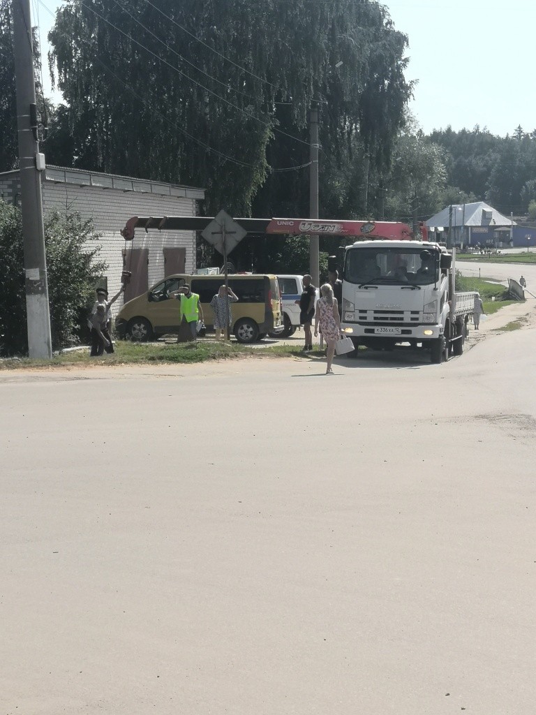 Пострадавший автомобиль вытягивать пришлось краном.jpg