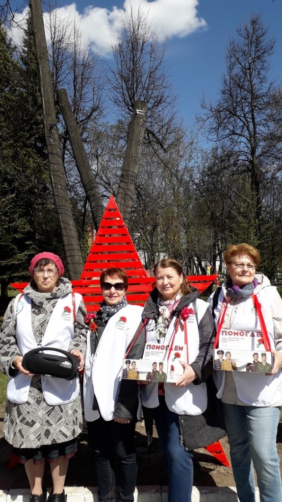 Серебряные волонтеры впервые присоединились к акции "Красная гвоздика". (Фото предоставлено Ольгой Макаровой).