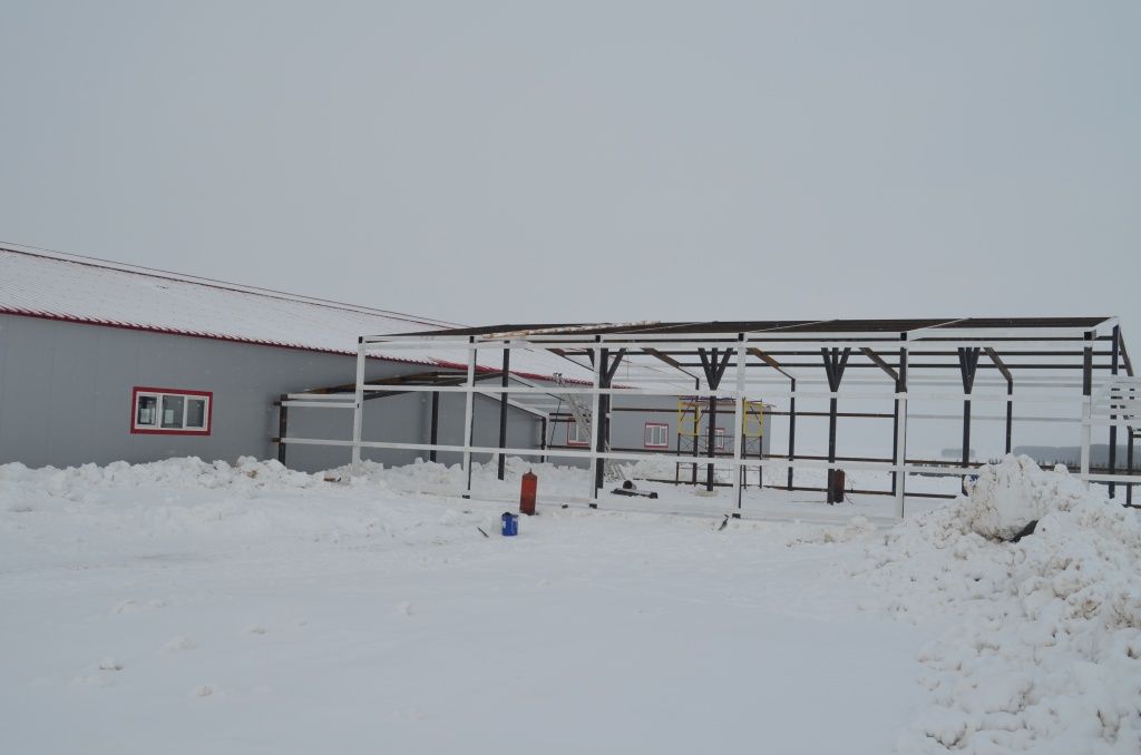 Строители собирают каркас цеха, где разместится танкер-охладитель молока и другое оборудование.JPG