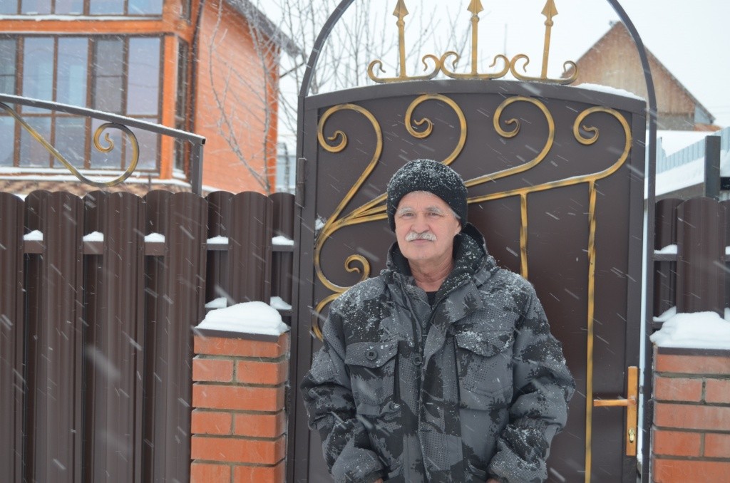 Эта калитка за спиной Владислава Попова стала его зачетной работой как сварщика.JPG