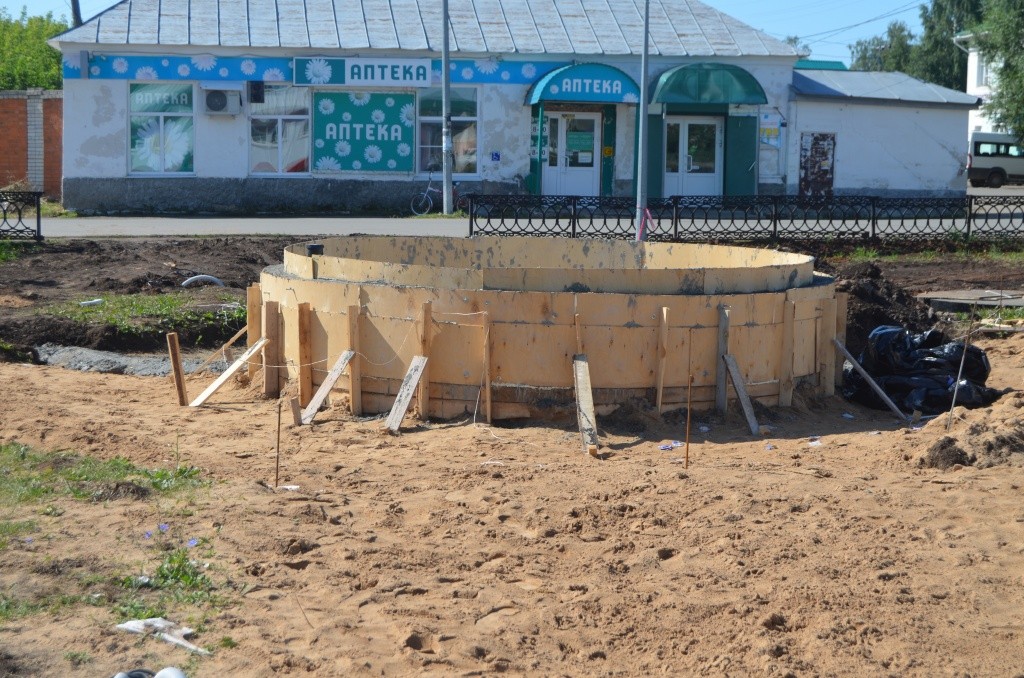 Пока вот так, но 10 августа фонтан должен заработать.JPG