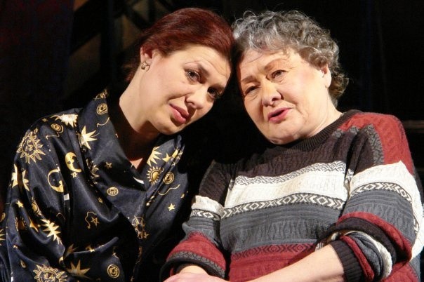 ... Нам было вместе играть просто и понятно, - говорит Евгения Москаленко. сцена из спектакля Ах, как бы нам пришить старушку. Фото предоставлено русским театром.jpg