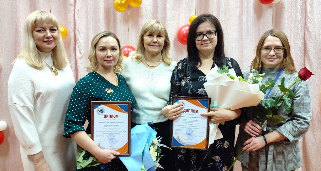 В этой школе сложились свои традиции. Например, когда педагоги побеждают на конкурсах профмастерства, их всегда поздравляет добрым словом и букетом цветов директор школы. На фотографии Светлана Шмелева (в центре) поздравляет учителей с победой в конкурсе "Педагогический дебют". Фото из архива школы. педдебют в кругу коллег.jpg