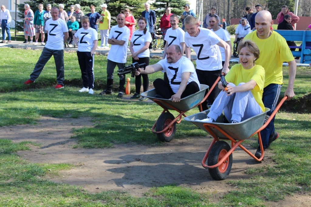 В соревнованиях сотрудники и проживающие - все на равных! (Фото предоставлено Красногорским домом-интернатом).