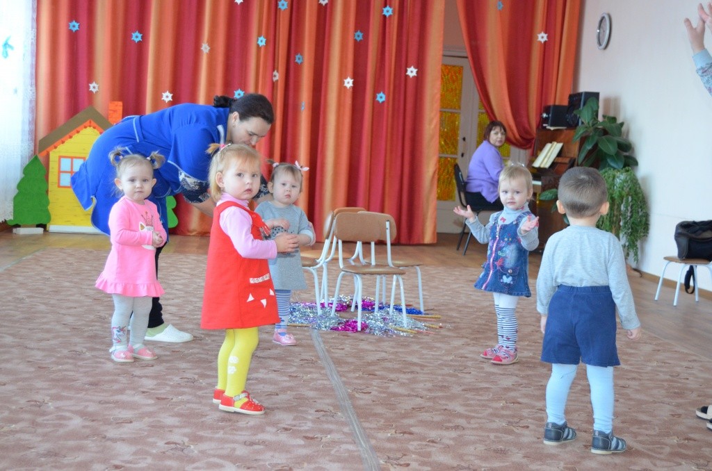 Самые маленькие тоже готовят свою программу.JPG