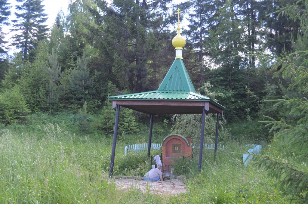 У этого ключа люди набирают воду.jpg