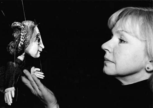 Молчаливый диалог, понятный только им двоим... Фото предоставлено театром кукол.jpg