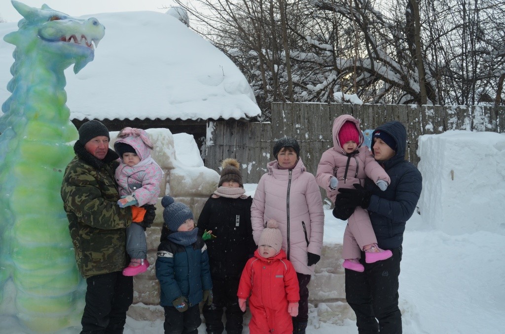 Борис Николаевич и Анна Алексеевна с сыном и внуками. Старшая Лиза уже помогает дедушке в работе. Сейчас у нее в планах вылепить снежную кошку.JPG