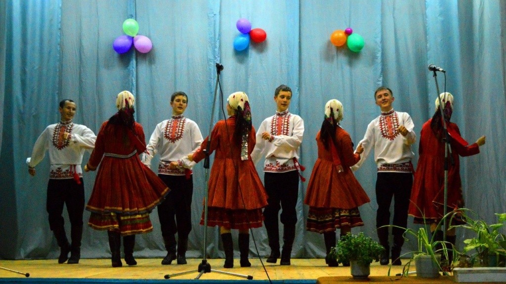 Танец башкирских мари Строй. фото предоставлено Б. Дмитриевым.jpg