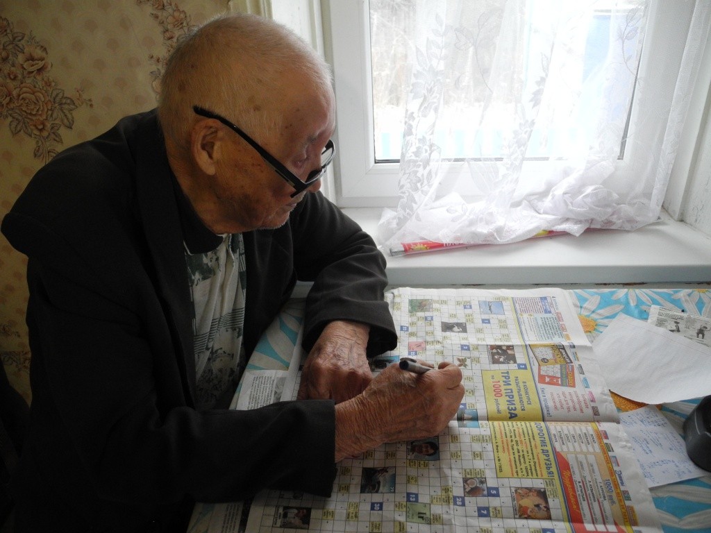 От одиночества одно спасение - книги, кроссворды, телевизор. (Фото Натальи Кулишовой).