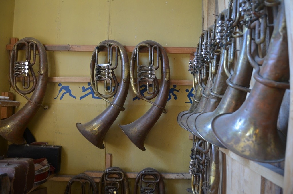 Вот уже пять лет как рука человека не касалась этих инструментов.jpg