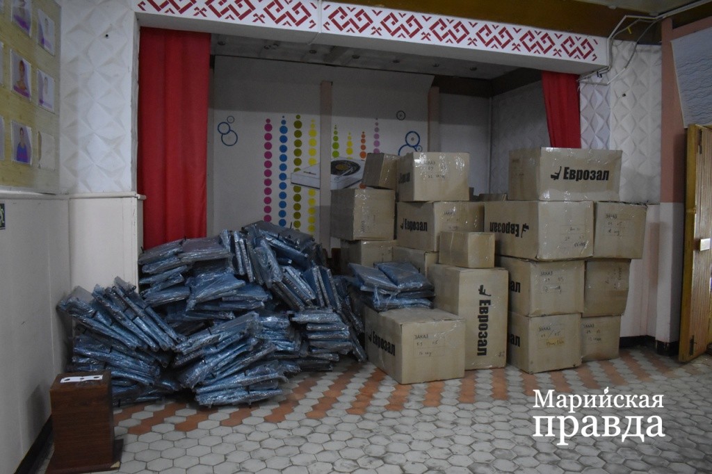 Оборудование для кинозала ждет своего часа..jpg