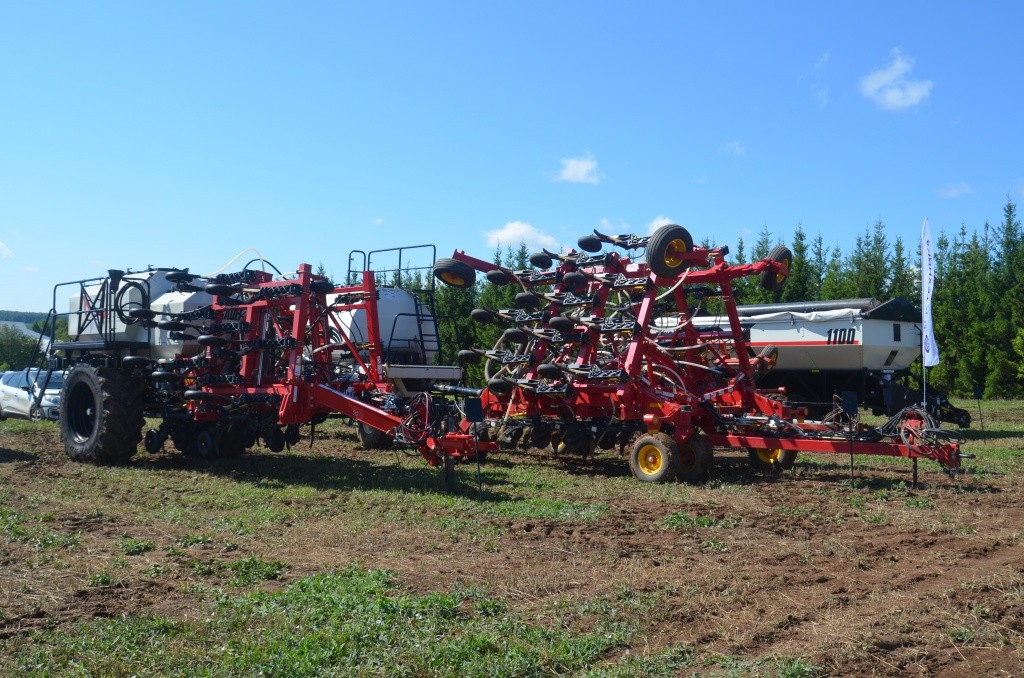 Вот такая почвообрабатывающая техника поступает сейчас в наши сельхозпредприятия.JPG
