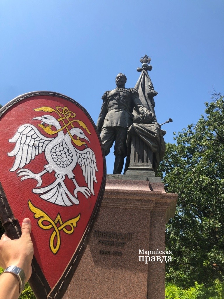 Щит из шукшанской богатырской заставы в Белграде на фоне памятника императору Николаю II..jpg