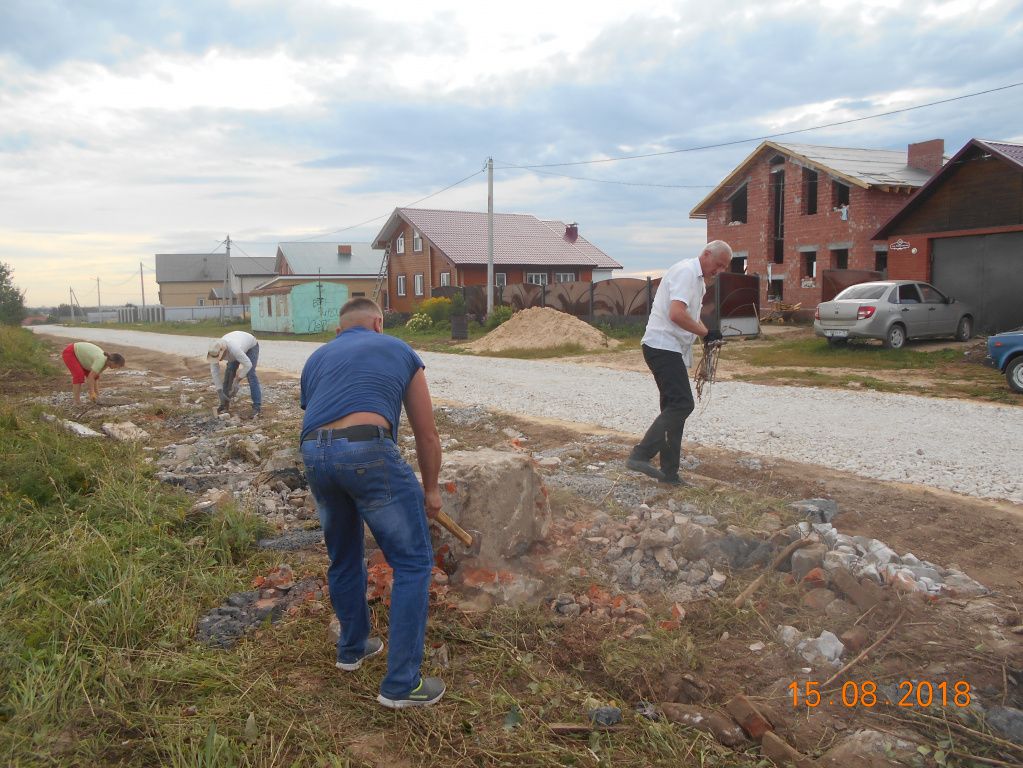 жители на субботнике заканчивают благоустройство прилегающей территории.JPG