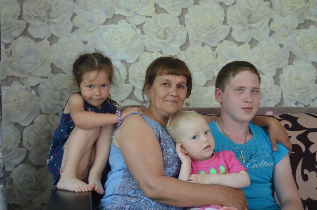 Летом бабушке Людмиле не дают заскучать две ее городские внучки.JPG