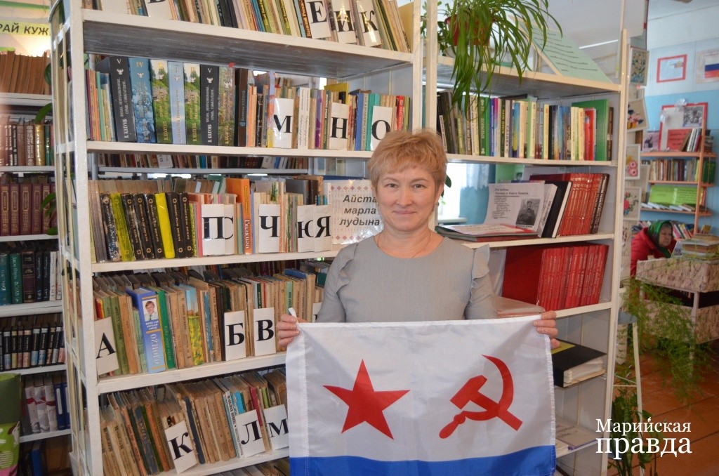 Заведующая библиотекой Ольга Мокеева поддержала идею земляка о создании в Токтайбеляке военно-морского.jpg