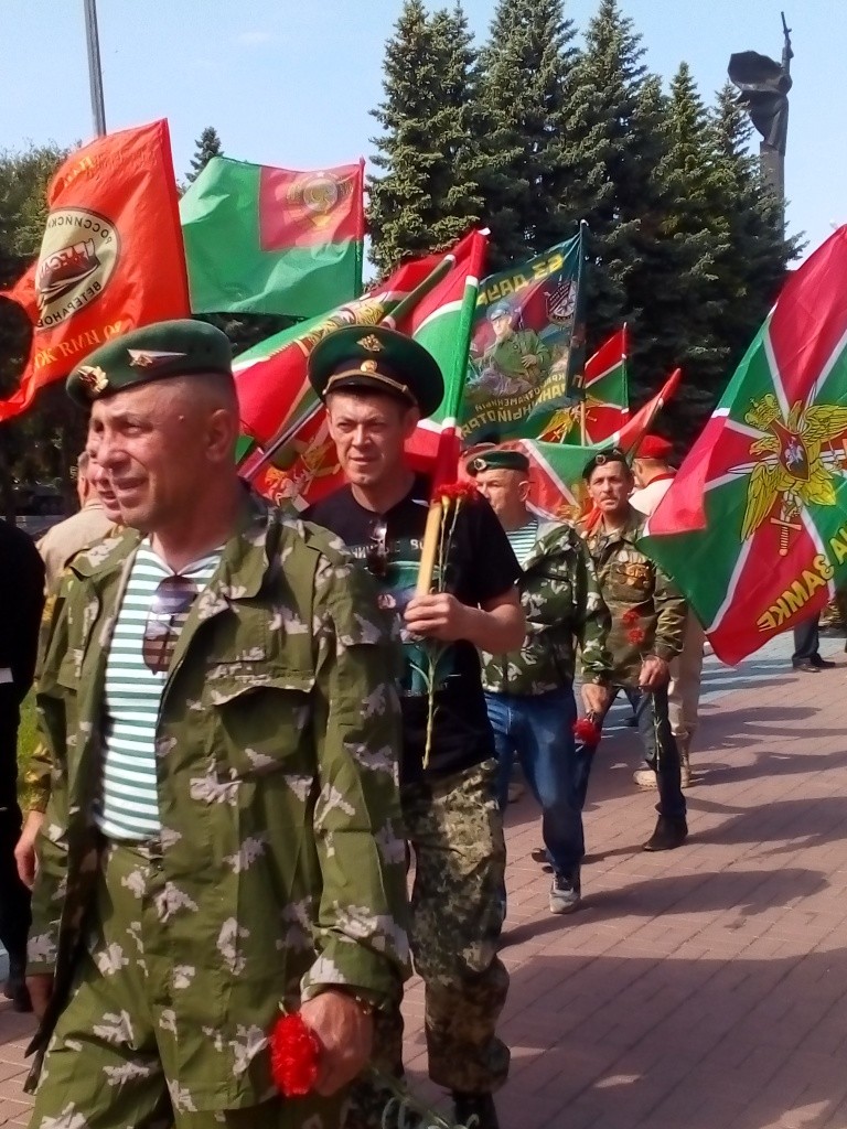Погранцы идут.jpg