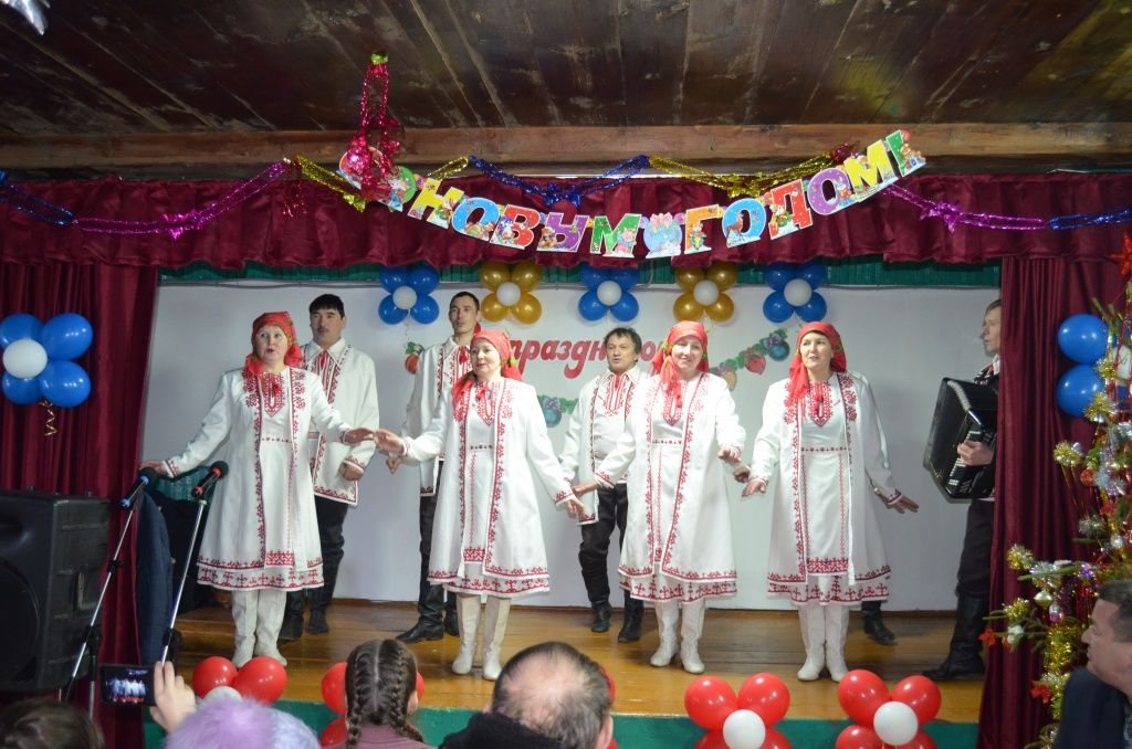 На сельской сцене вновь выступают артисты.JPG