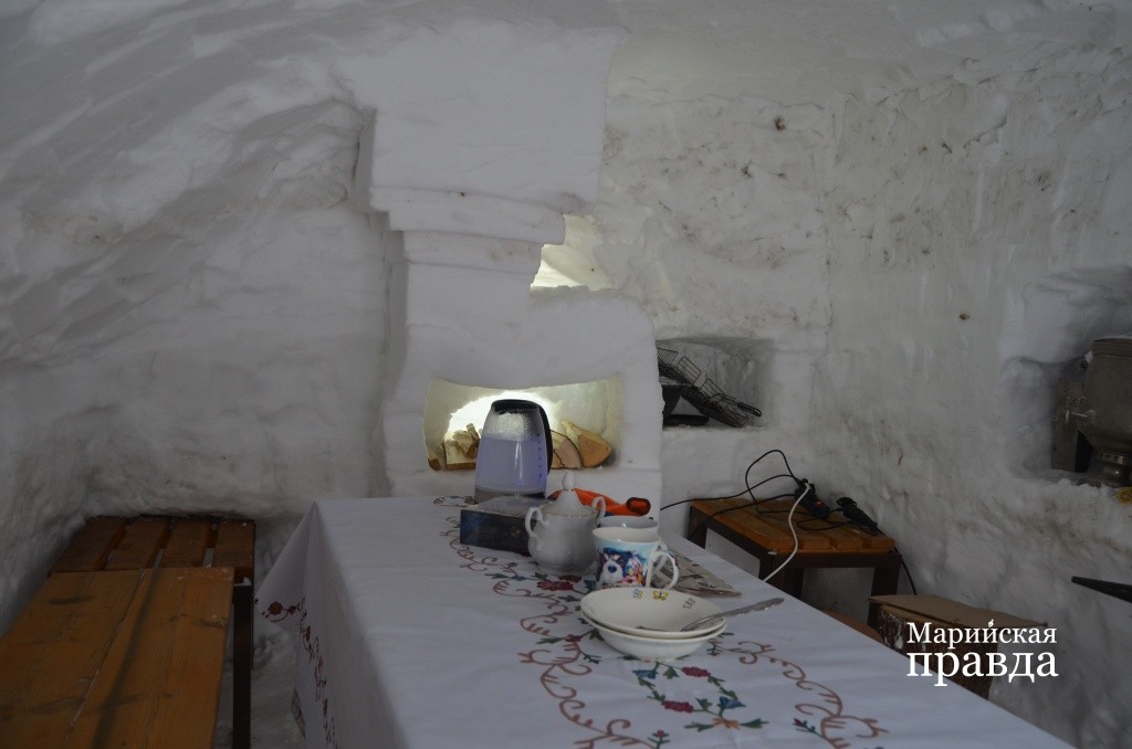 Снежная избушка неплохо меблирована..jpg