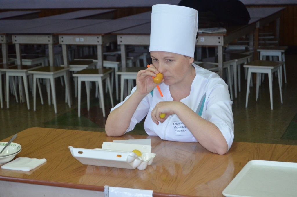 Нужно было определить по запаху семь различных специй.JPG