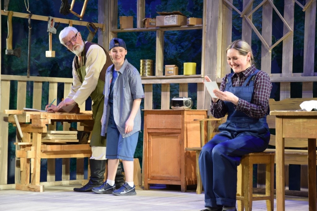 7-летний Максимка из драмы Песня дикой пчелки в исполнении Галины Соловьевой тронул ни одно сердце... Фото представлено ТЮзом.jpg