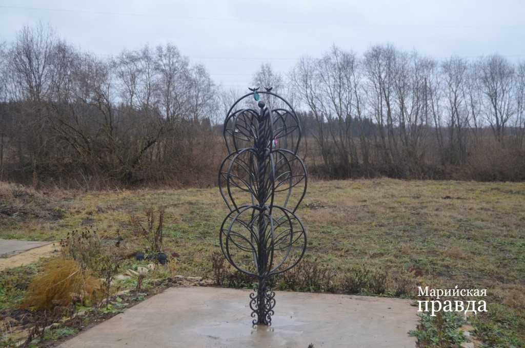 Дерево желаний сразу стало местом паломничества. Дерево желаний сразу стало местом паломничества..jpg