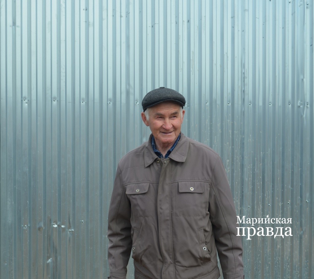 Уже больше 30 лет Станислав Макаров самостоятельно хозяйствует на земле..jpg