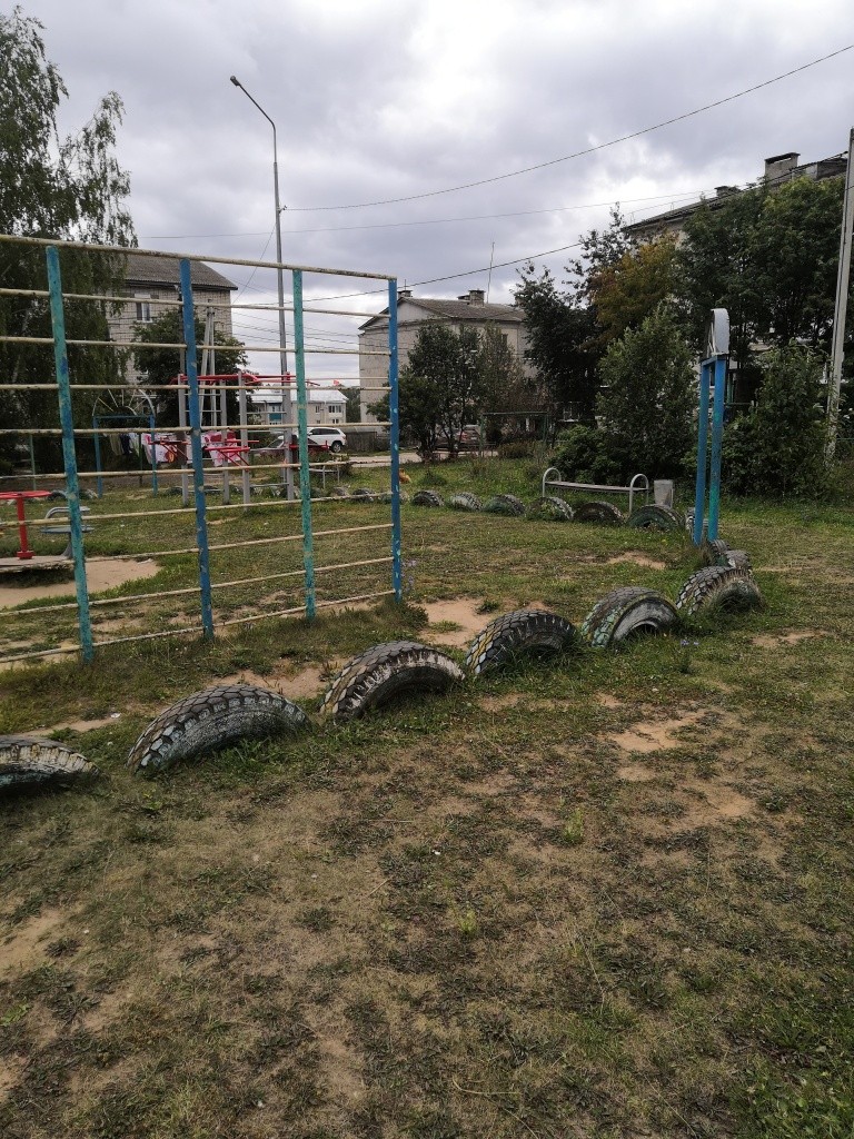 Еще не до всех колесных ограждений у местных властей дошли руки. Еще не до всех колесных ограждений у местных властей дошли руки.jpg