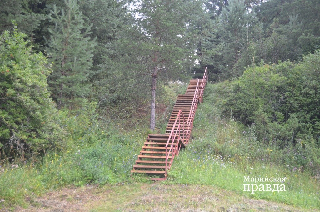 С крутого склона теперь можно спуститься по хорошо обустроенной лестнице 1.jpg