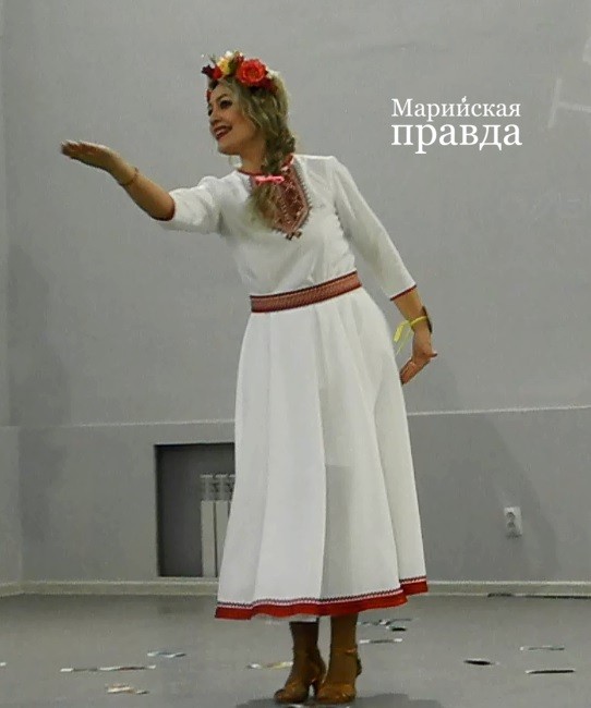 Жестовую песню исполняет Анна Фролова. (Фото Натальи Кулишовой). Жестовую песню исполняет Анна Фролова. (Фото Натальи Кулишовой).