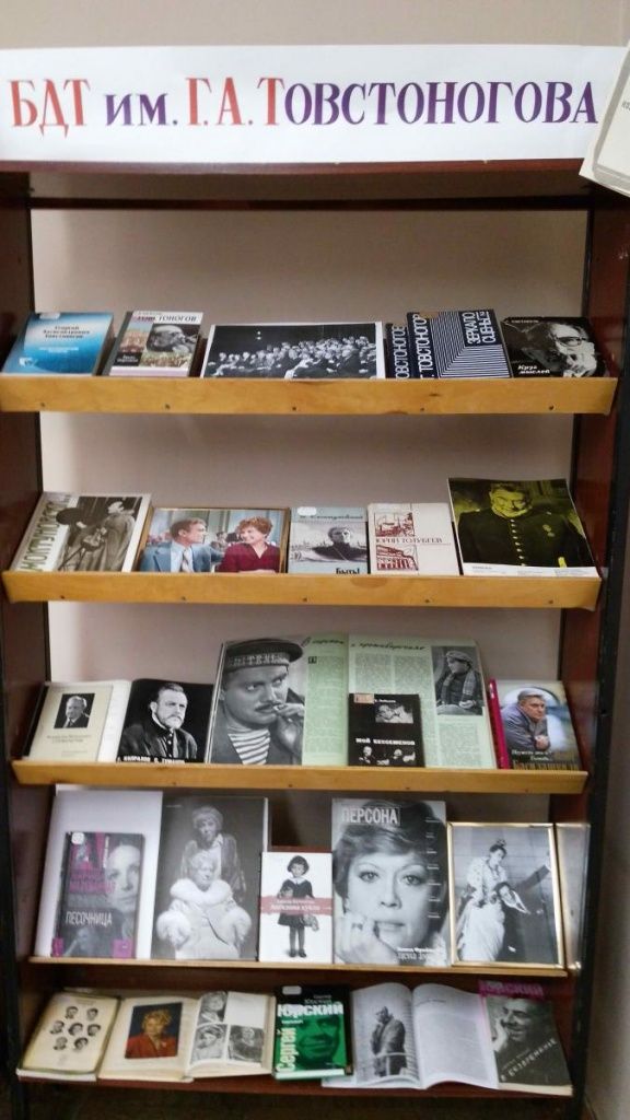 В Йошкар-Оле открылась выставка «Театральная палитра» В Йошкар-Оле открылась выставка «Театральная палитра»