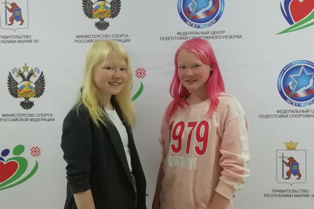 Слева направо Диана и Маша (сестры-двойняшки).jpg