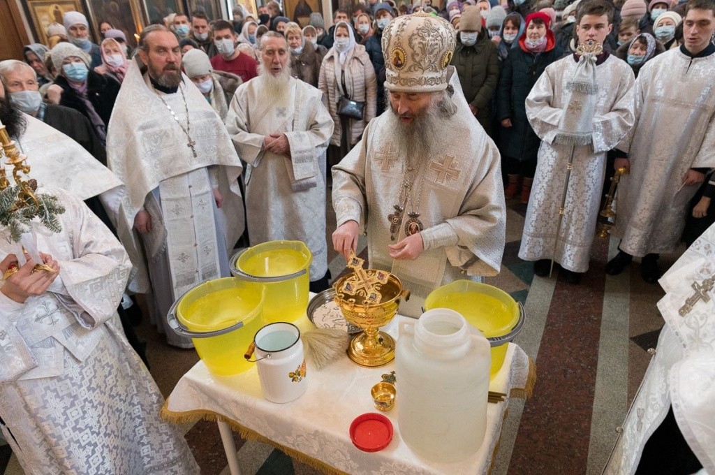 Святой вода становится после свершения чина Великого освящения. (Фото пресс-службы епархии).