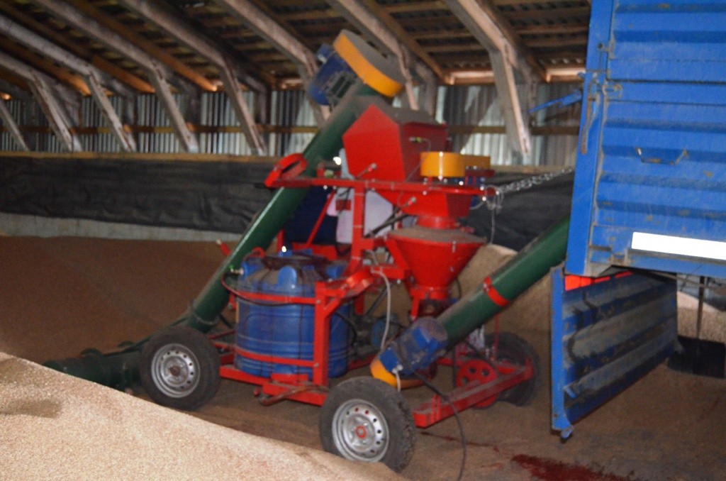 Протравитель способен дезинфицировать до 15 тонн зерна в час. Протравитель способен дезинфицировать до 15 тонн зерна в час.jpg